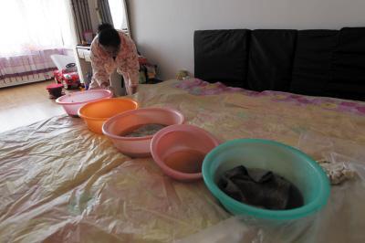 曲水楼上漏水，住户失联，小区没物管，业主维权难！律师来支招……